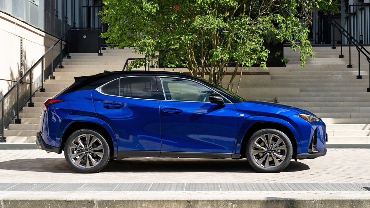 Lexus UX 300h in Sapphire Blue